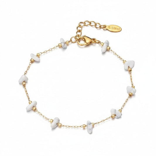Zartes spiritualsavagee The Stillness Armband aus goldfarbenem Edelstahl mit natürlichen weißen Steinperlen