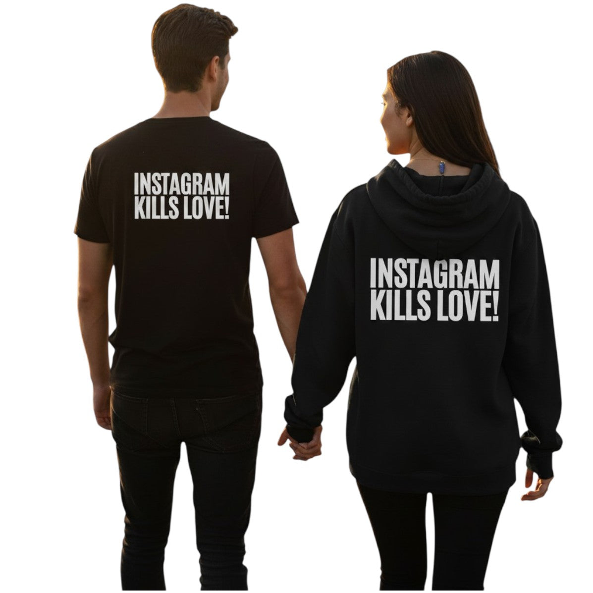 spiritualsavagee Unisex-Kapuzenpullover in Schwarz mit weißem Instagram Kills Love Aufdruck auf dem Rücken am Strand