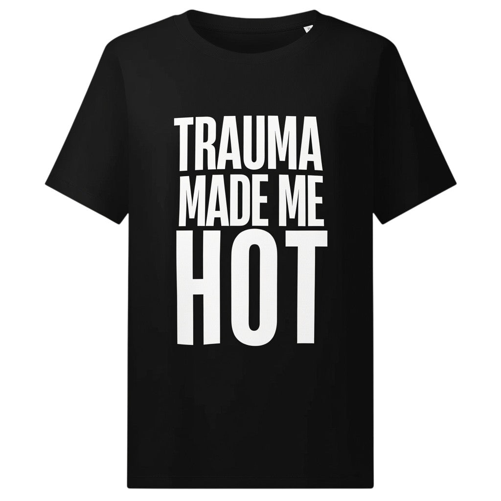 Schwarzes T-Shirt von spiritualsavagee aus Bio-Baumwolle mit weißem Aufdruck TRAUMA MADE ME HOT in regulärer Passform.