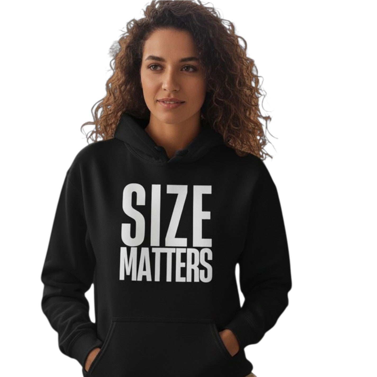 Eine Frau trägt einen schwarzen spiritualsavagee Unisex-Hoodie mit dem weißen Aufdruck SIZE MATTERS in einem Wohnzimmer.