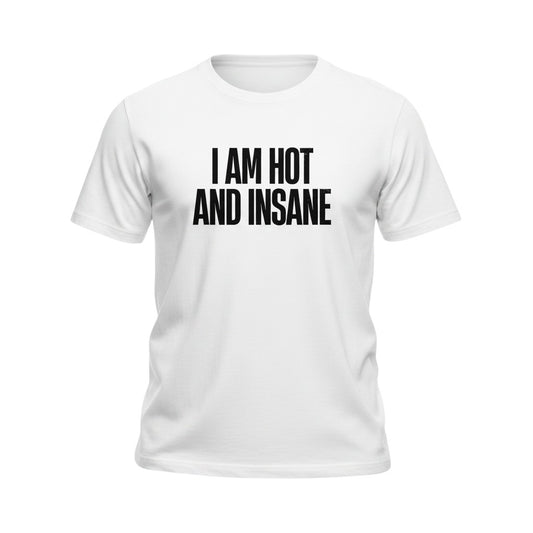Weißes spiritualsavagee T-Shirt aus Bio-Baumwolle mit schwarzem Aufdruck I AM HOT AND INSANE und geripptem Ausschnitt.
