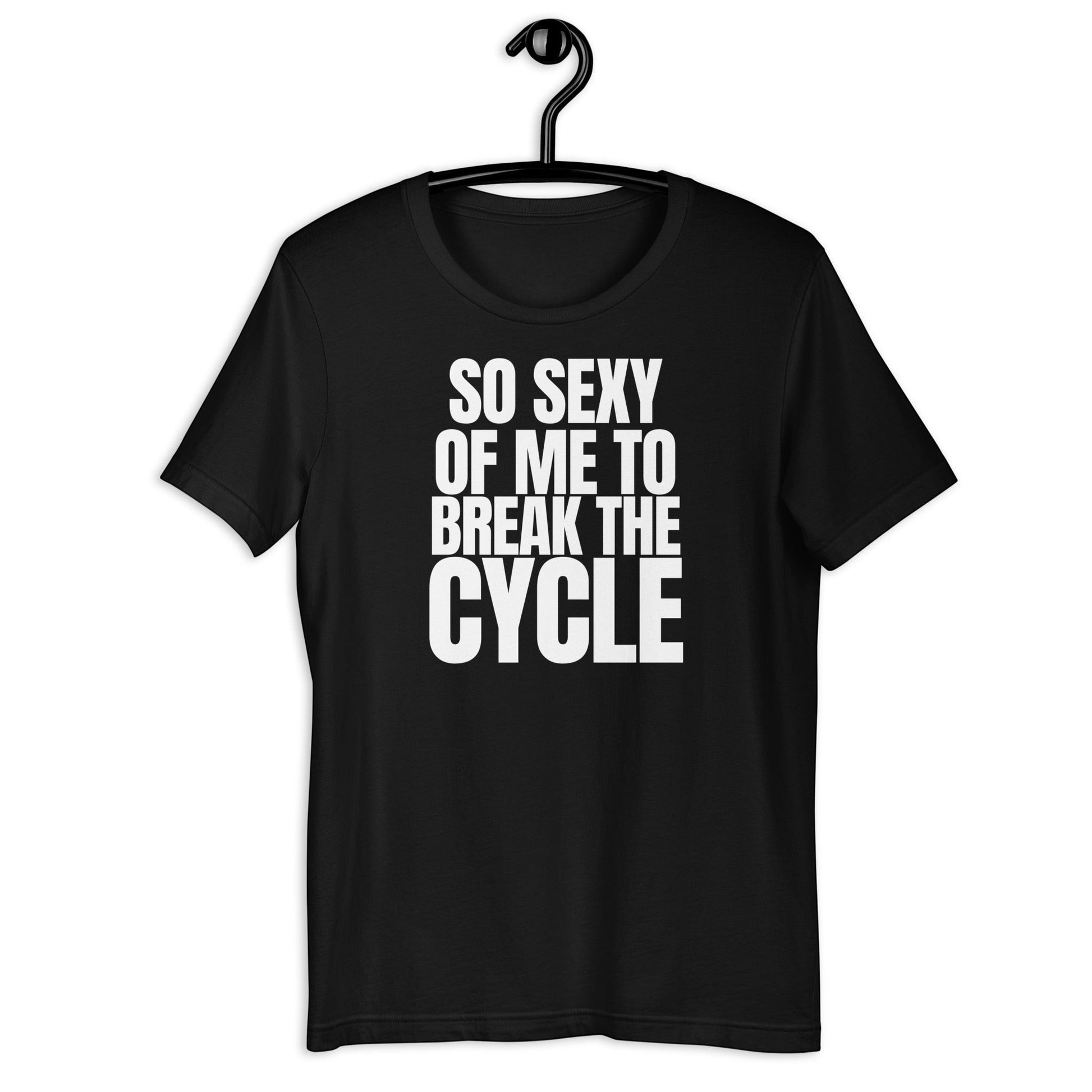 Das SO SEXY OF ME TO BREAK THE CYCLE Unisex T-Shirt verbindet weichen Komfort mit einer kraftvollen Message für Veränderung und Neuanfang.