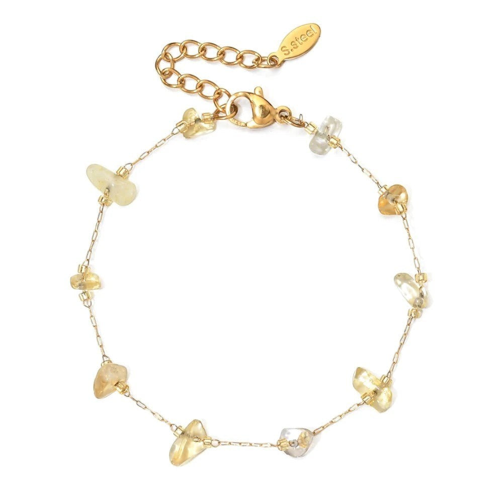 Entdecke das Golden Light Bracelet: ein filigranes, goldfarbenes Armband mit gelben Natursteinen – ein Symbol für Vertrauen, Selbstwert und Fülle.