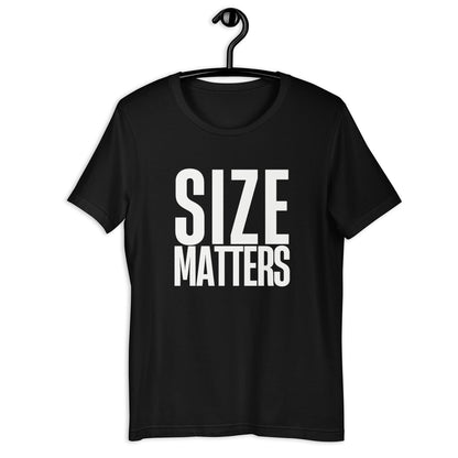 Das SIZE MATTERS Unisex T-Shirt kombiniert weichen Tragekomfort mit frechem Doppelsinn, cleaner Baddie-Energy und unverkennbarem savagee Humor.