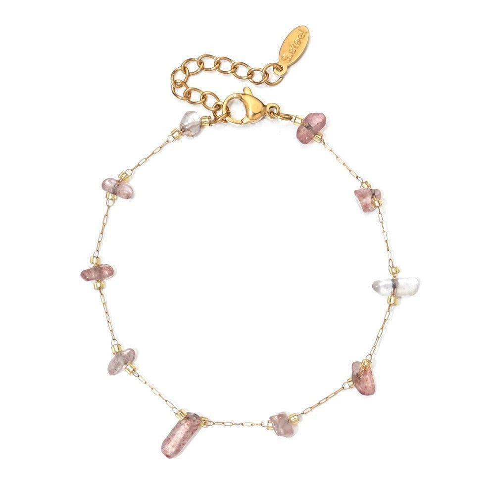 Entdecke das Soft Power Bracelet: ein filigranes, goldfarbenes Armband mit rosa Natursteinen – geschaffen als Symbol für Selbstliebe und innere Stärke.