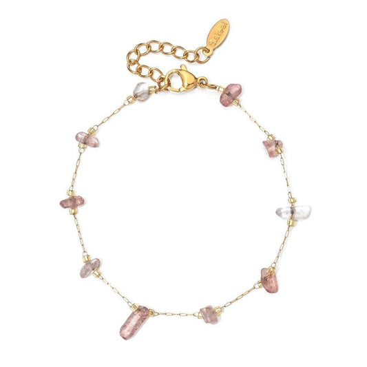 Entdecke das Soft Power Bracelet: ein filigranes, goldfarbenes Armband mit rosa Natursteinen – geschaffen als Symbol für Selbstliebe und innere Stärke.