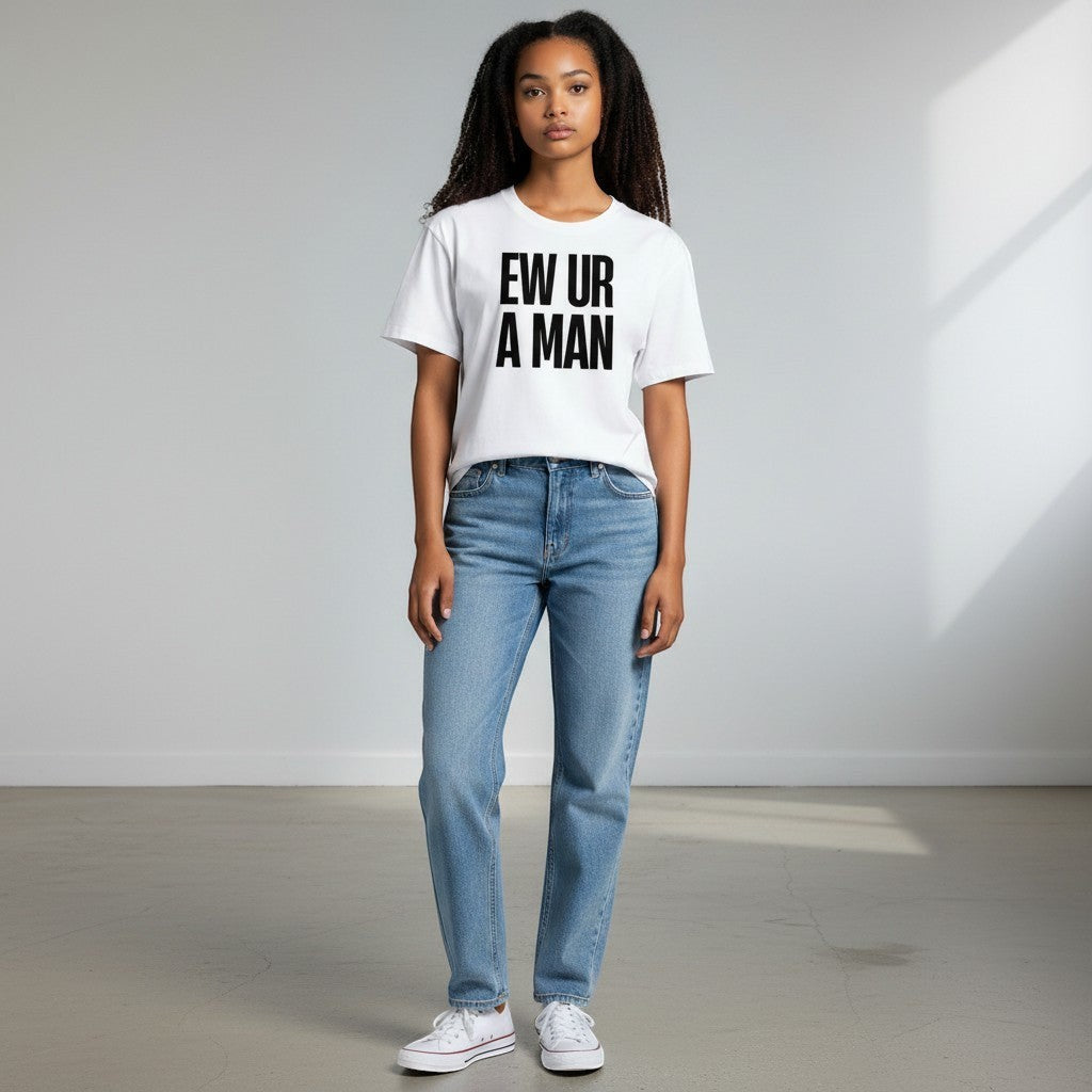spiritualsavagee T-Shirt aus Bio-Baumwolle in Weiß mit schwarzem EW UR A MAN Statement-Print, getragen mit blauer Jeans