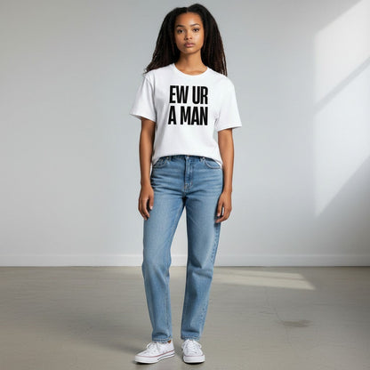 spiritualsavagee T-Shirt aus Bio-Baumwolle in Weiß mit schwarzem EW UR A MAN Statement-Print, getragen mit blauer Jeans