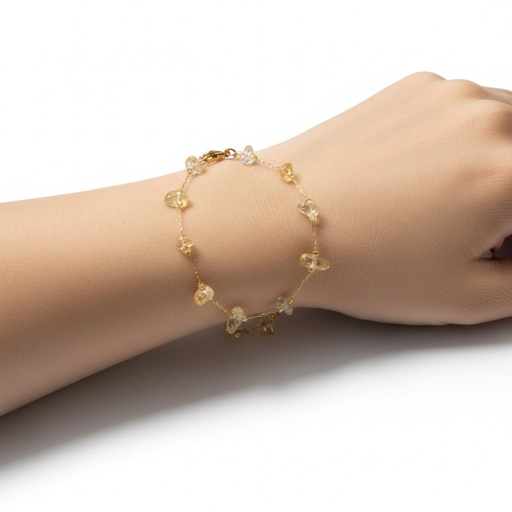 spiritualsavagee Golden Light Armband aus goldfarbenem Edelstahl mit gelben Natursteinen am Handgelenk