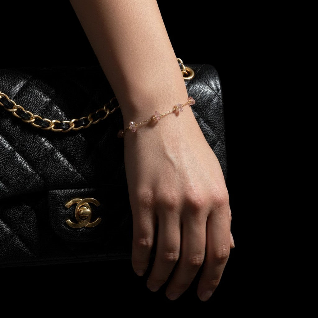 Zartes spiritualsavagee SELFLOVE POWER Armband aus Gold mit natürlichen rosa Steinen am Handgelenk einer Frau