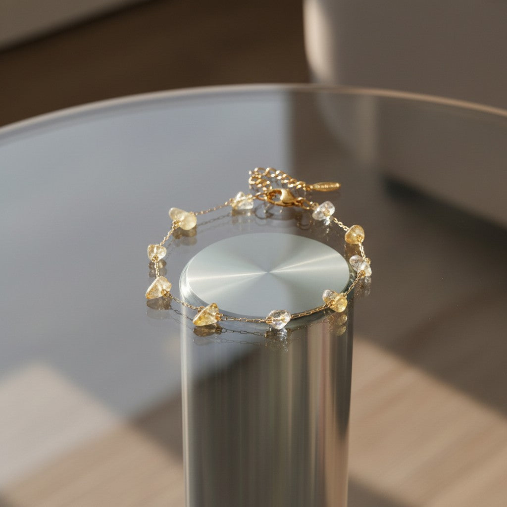 spiritualsavagee Golden Light Armband aus goldfarbenem Edelstahl mit natürlichen gelben Edelsteinen auf Glastisch