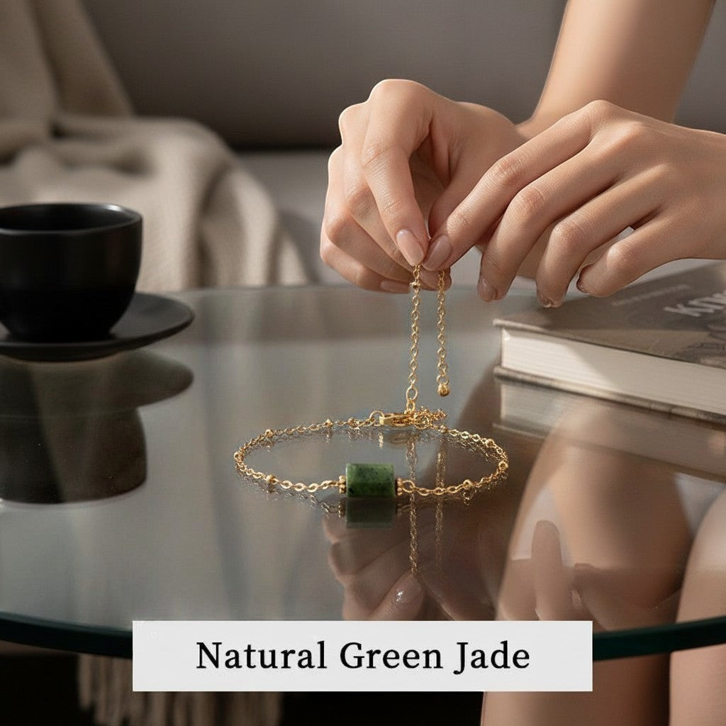 spiritualsavagee Jade Balance Armband mit grünem Naturstein und goldfarbenen Akzenten auf einem Glastisch