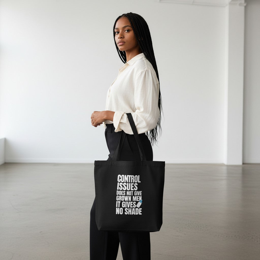 Eine Frau trägt eine schwarze spiritualsavagee Bio-Baumwolltasche mit dem Aufdruck CONTROL ISSUES NO SHADE.