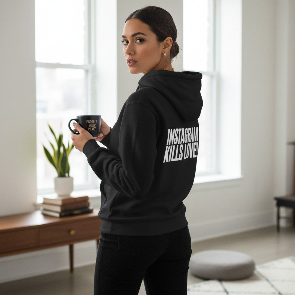 spiritualsavagee Unisex-Hoodie in Schwarz mit weißem Instagram Kills Love Rückendruck, getragen von einer Frau.