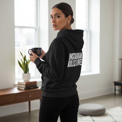 spiritualsavagee Unisex-Hoodie in Schwarz mit weißem Instagram Kills Love Rückendruck, getragen von einer Frau.