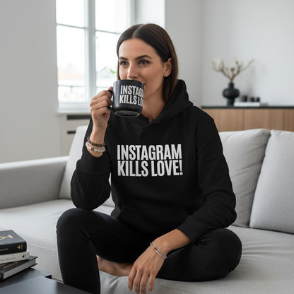 Eine Frau trägt einen schwarzen spiritualsavagee Unisex-Kapuzenpullover mit weißem Instagram Kills Love Aufdruck.