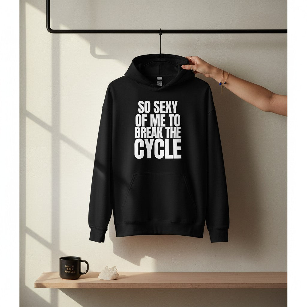 Schwarzer spiritualsavagee Unisex-Hoodie mit weißem Aufdruck So Sexy Of Me To Break The Cycle, hängend an einer Kleiderstange.