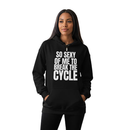 spiritualsavagee Unisex-Hoodie in Schwarz mit weißem Aufdruck So Sexy Of Me To Break The Cycle, getragen von einer Frau