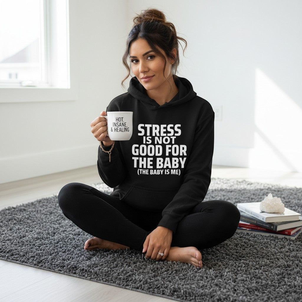 spiritualsavagee Unisex-Hoodie in Schwarz mit weißem Aufdruck, getragen von einer Frau mit Tasse auf einem Teppich.