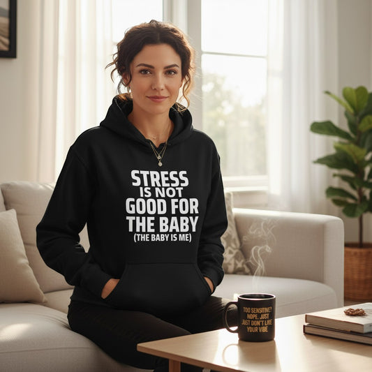 Frau trägt einen schwarzen spiritualsavagee Unisex-Hoodie mit weißem Aufdruck Stress Is Not Good For The Baby