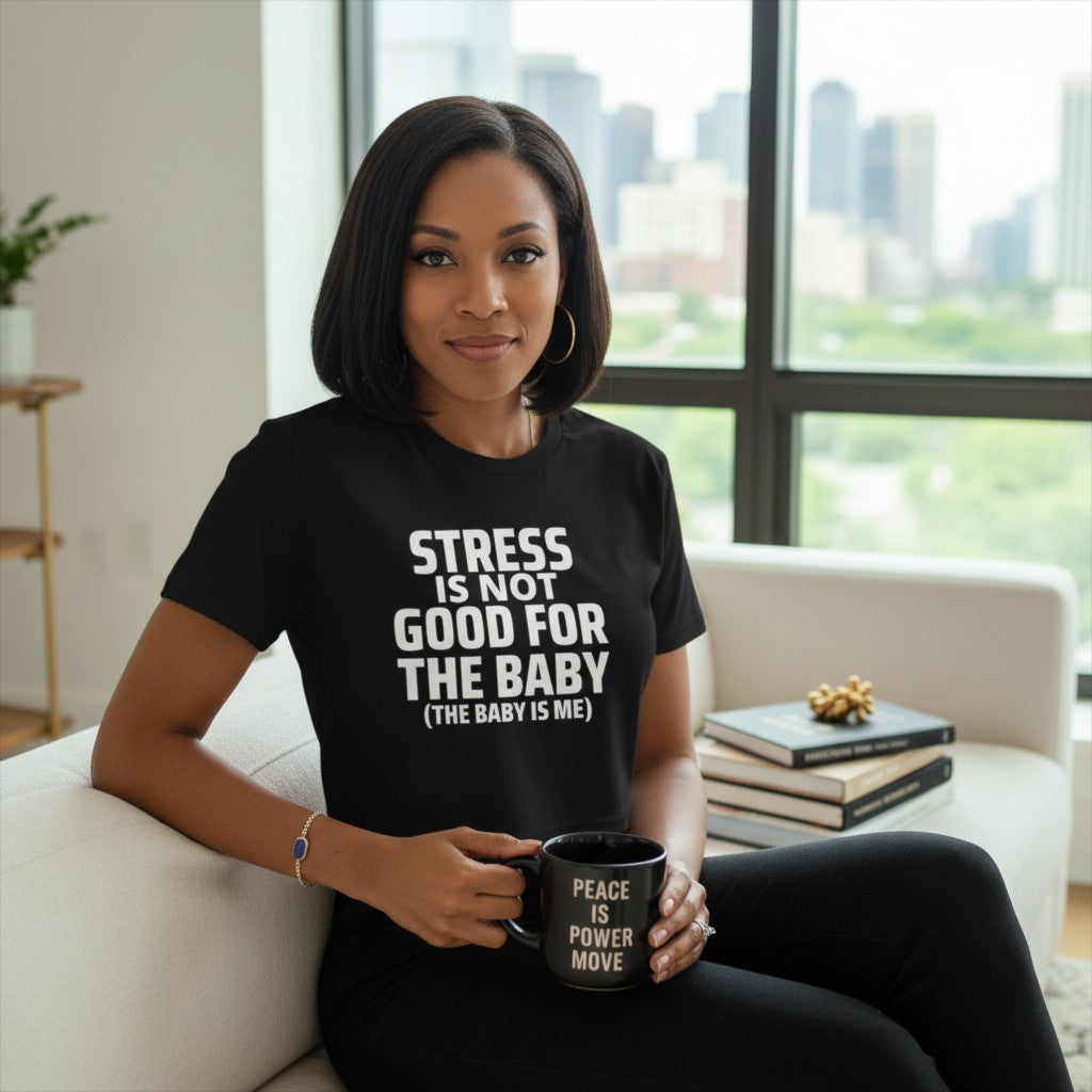 Eine Frau trägt ein schwarzes spiritualsavagee Crop Top mit dem weißen Aufdruck Stress is not good for the baby.