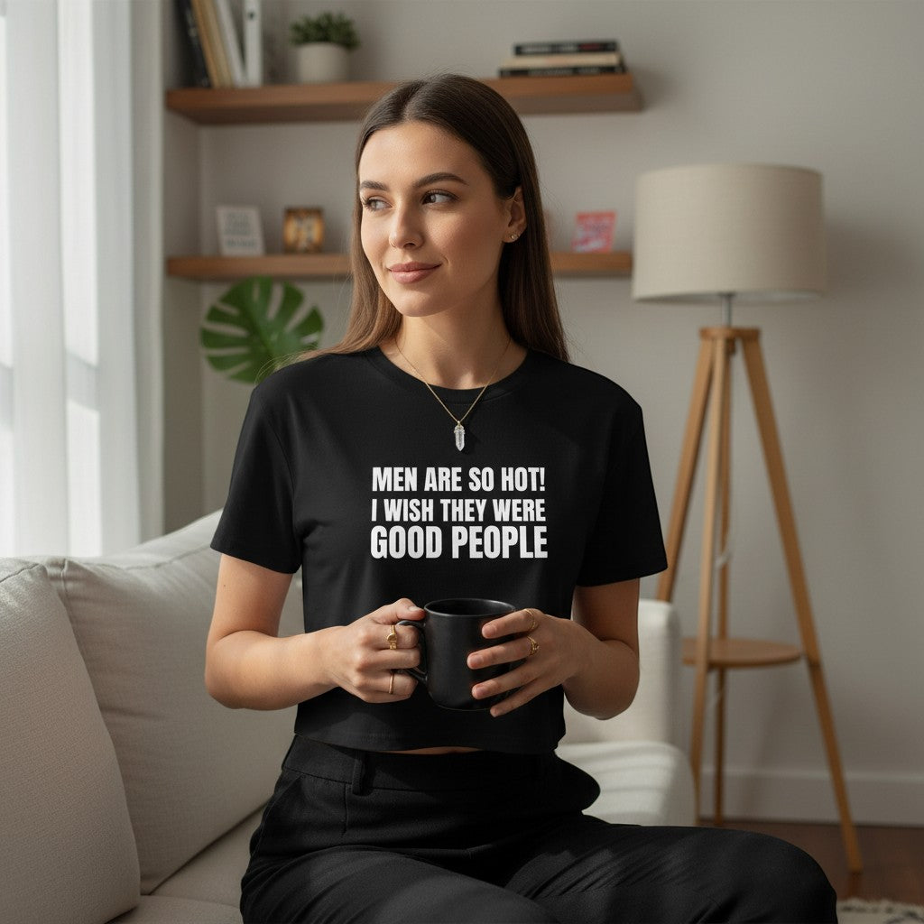 spiritualsavagee schwarzes Crop-Top mit weißem Textaufdruck Men Are So Hot I Wish They Were Good People an einer Frau