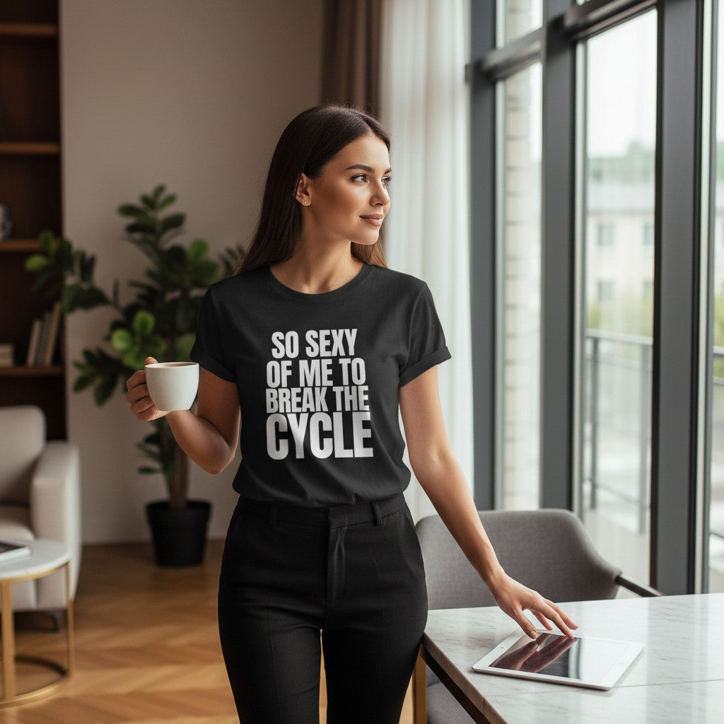 Eine Frau trägt ein schwarzes spiritualsavagee T-Shirt mit dem Aufdruck So Sexy Of Me To Break The Cycle.