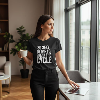 Eine Frau trägt ein schwarzes spiritualsavagee T-Shirt mit dem Aufdruck So Sexy Of Me To Break The Cycle.