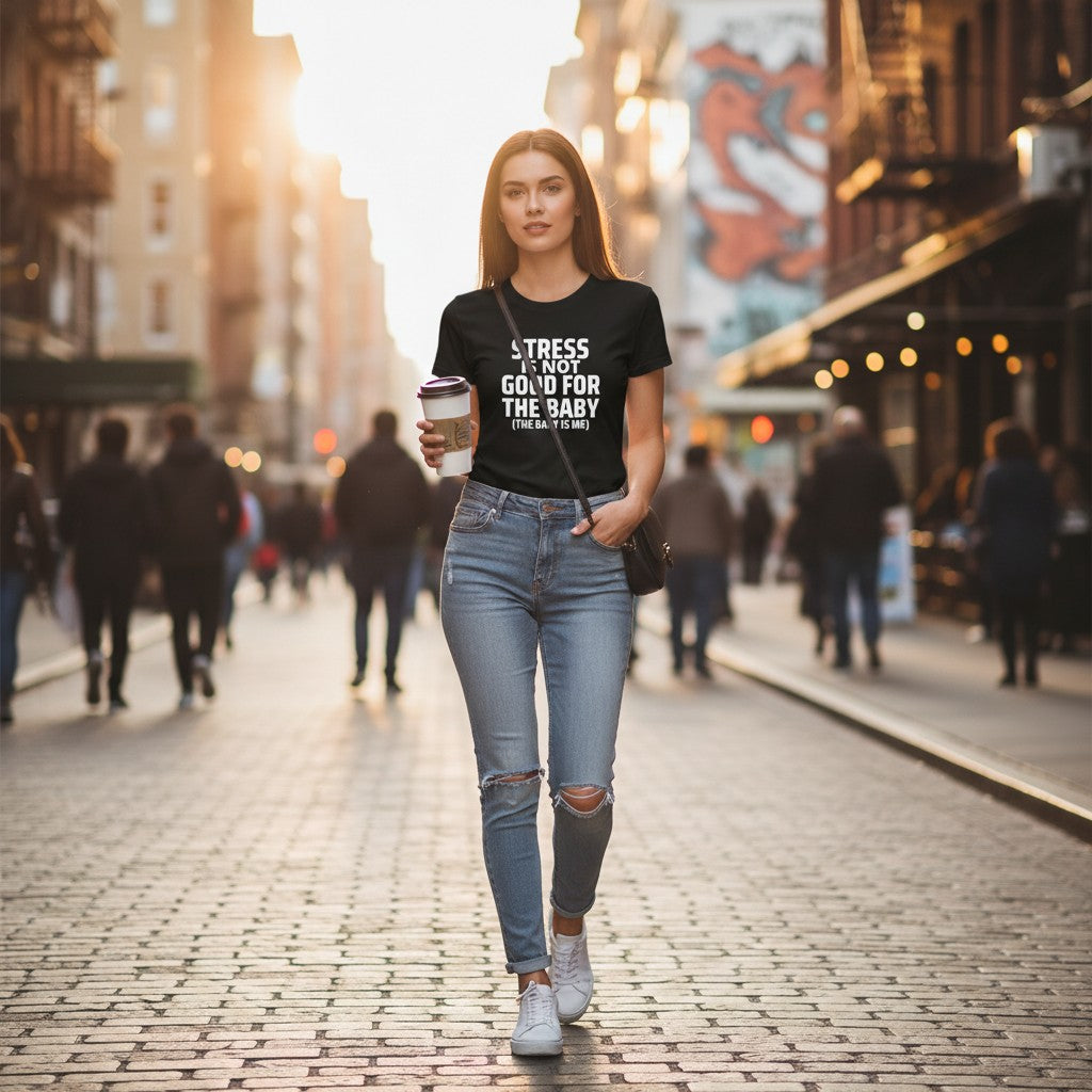 Eine Frau trägt ein schwarzes spiritualsavagee T-Shirt mit dem Aufdruck Not Good For The Baby in einer Stadtstraße.
