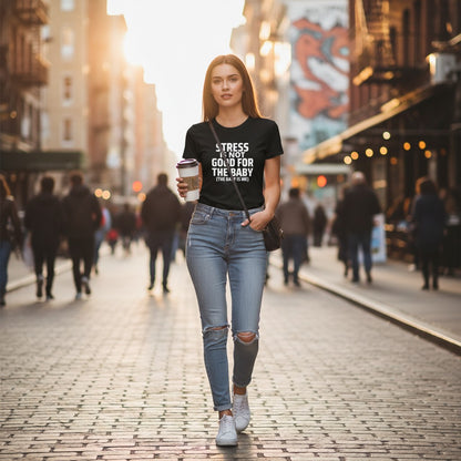 Eine Frau trägt ein schwarzes spiritualsavagee T-Shirt mit dem Aufdruck Not Good For The Baby in einer Stadtstraße.
