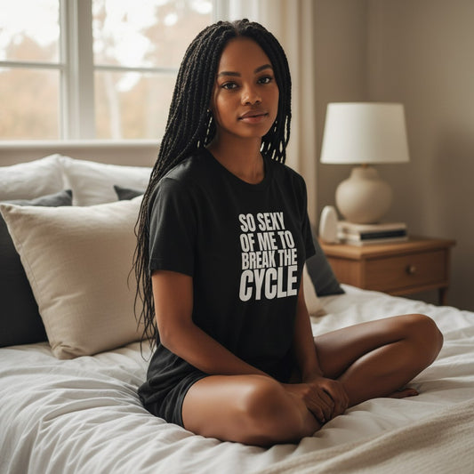 Eine Frau mit geflochtenem Haar trägt ein schwarzes spiritualsavagee T-Shirt mit dem Aufdruck So Sexy Of Me To Break The Cycle.