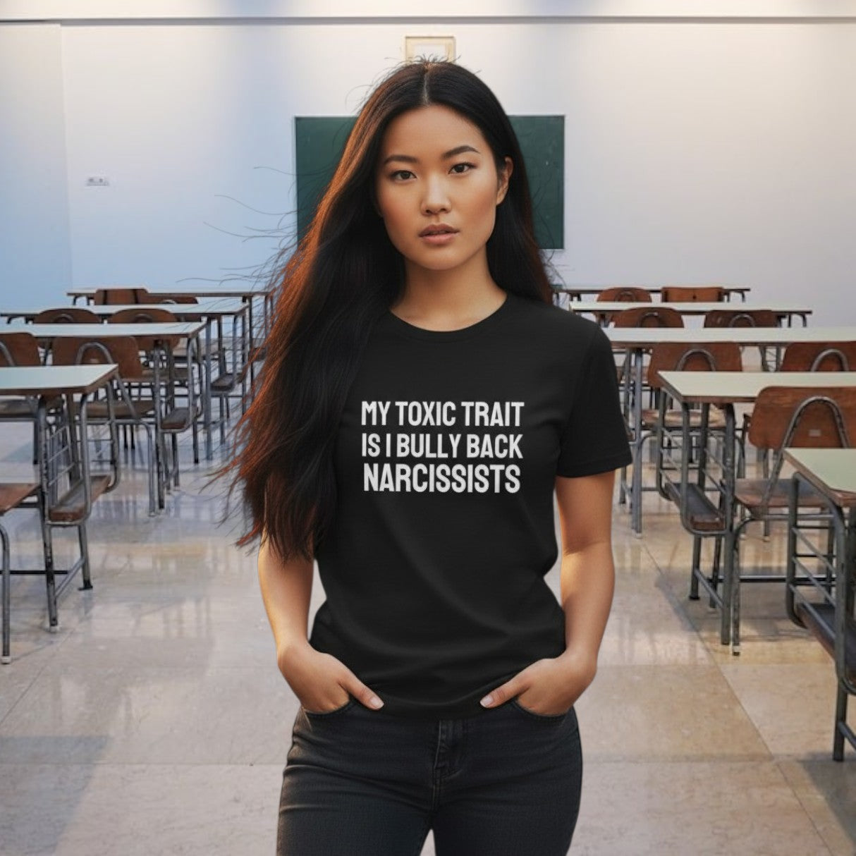 Ein Mann trägt ein schwarzes spiritualsavagee T-Shirt mit dem weißen Aufdruck My Toxic Trait Is I Bully Back Narcissists