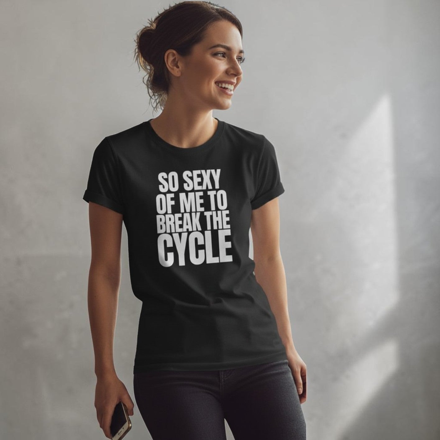 Eine Frau trägt ein schwarzes spiritualsavagee T-Shirt mit dem weißen Aufdruck So sexy of me to break the cycle.