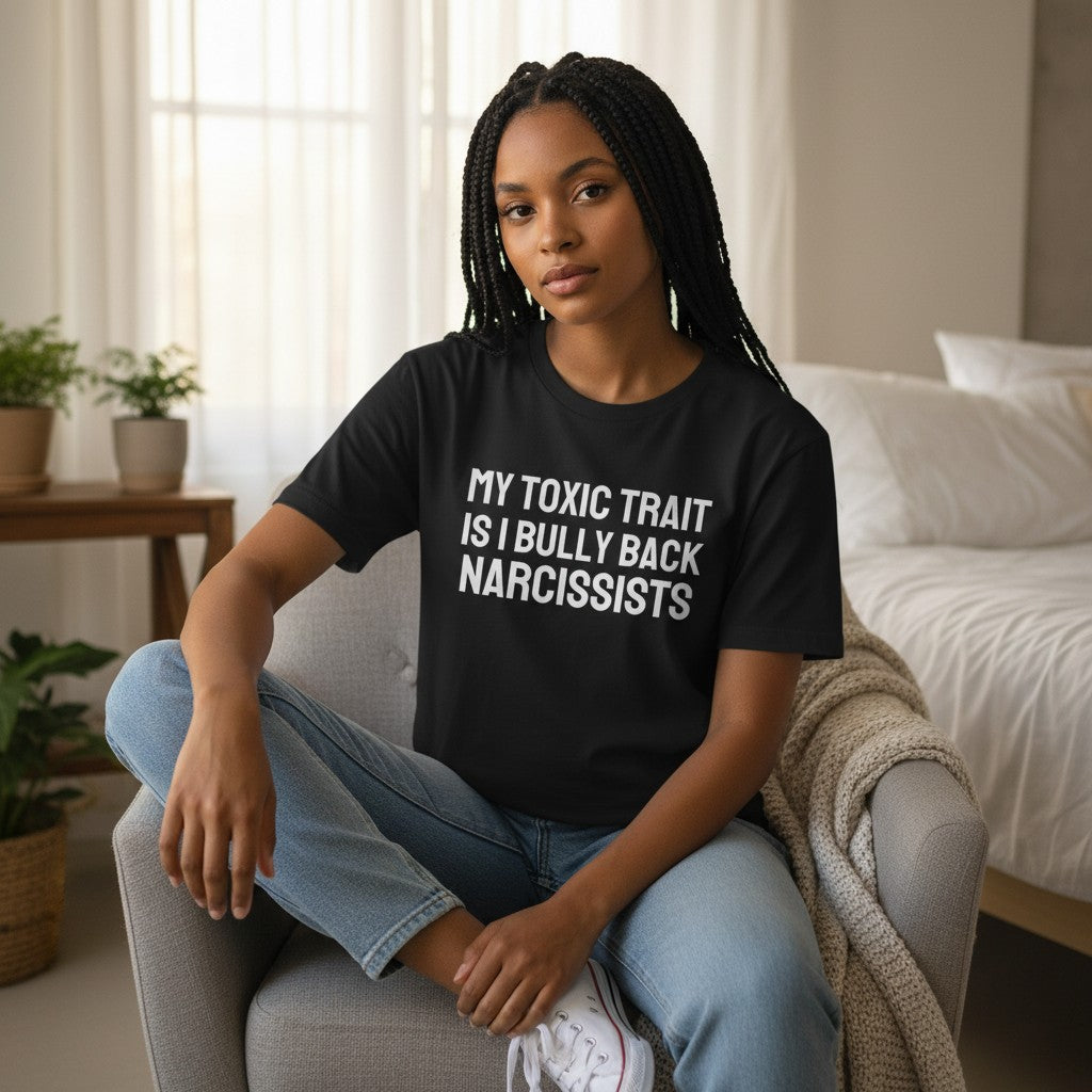 Eine Frau trägt ein schwarzes spiritualsavagee T-Shirt mit dem weißen Aufdruck My toxic trait is I bully back narcissists