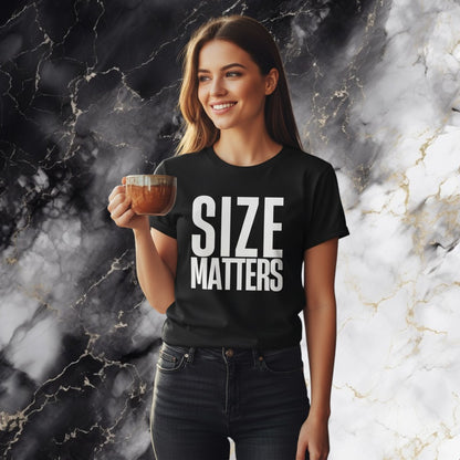 Eine Frau trägt ein schwarzes spiritualsavagee T-Shirt mit dem weißen Aufdruck SIZE MATTERS in einem Café.