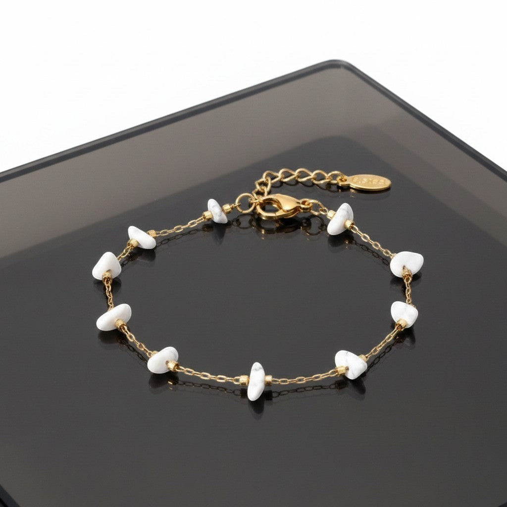 spiritualsavagee The Stillness Bracelet aus goldfarbenem Edelstahl mit natürlichen weißen Steinperlen und Karabiner