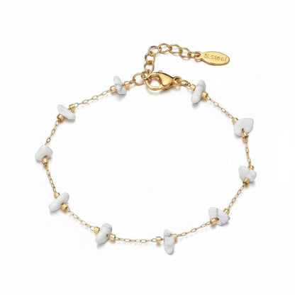spiritualsavagee The Stillness Armband aus goldfarbenem Edelstahl mit natürlichen weißen Steinperlen und Karabiner