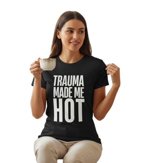 Eine Frau trägt ein schwarzes spiritualsavagee T-Shirt mit dem weißen Aufdruck TRAUMA MADE ME HOT in einem Wohnzimmer.