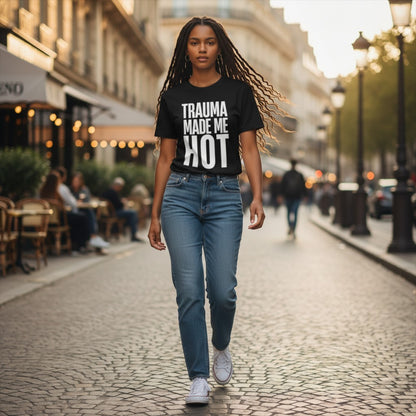 Eine Frau trägt ein schwarzes spiritualsavagee T-Shirt mit der Aufschrift TRAUMA MADE ME HOT auf einer belebten Straße.