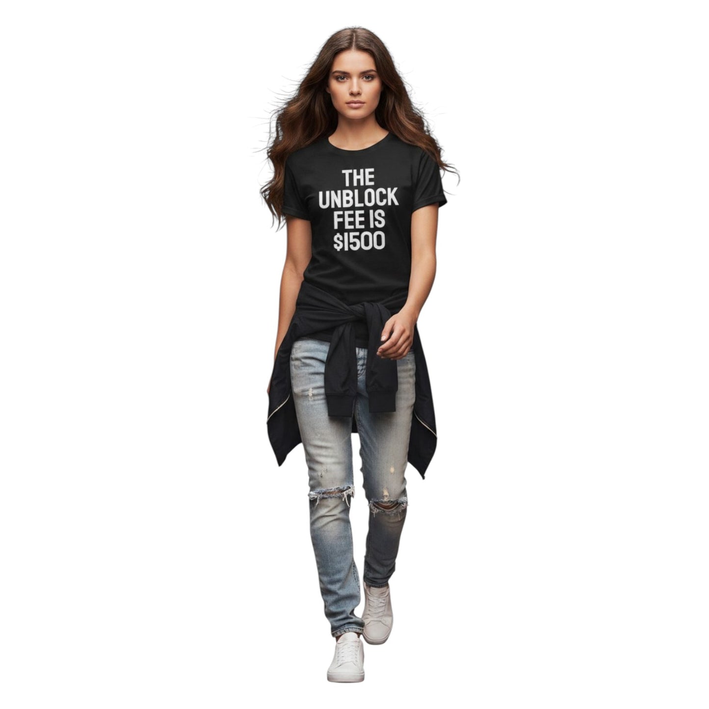 Ein Mann trägt ein schwarzes spiritualsavagee T-Shirt mit dem Aufdruck THE UNBLOCK FEE IS $1500 in einer Stadtgasse.