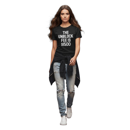 Ein Mann trägt ein schwarzes spiritualsavagee T-Shirt mit dem Aufdruck THE UNBLOCK FEE IS $1500 in einer Stadtgasse.