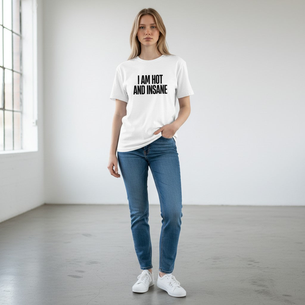 Frau trägt ein weißes spiritualsavagee T-Shirt aus Bio-Baumwolle mit schwarzem Schriftzug I AM HOT AND INSANE