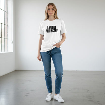 Frau trägt ein weißes spiritualsavagee T-Shirt aus Bio-Baumwolle mit schwarzem Schriftzug I AM HOT AND INSANE